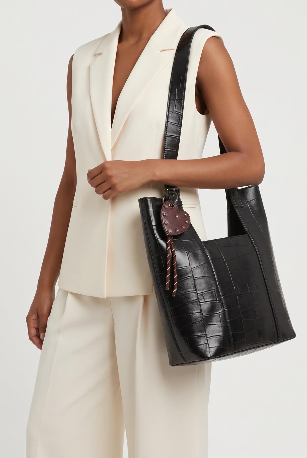 BOLSO SHOPPER NEGRO CON COLGANTE DE CORAZÓN – AMANDA