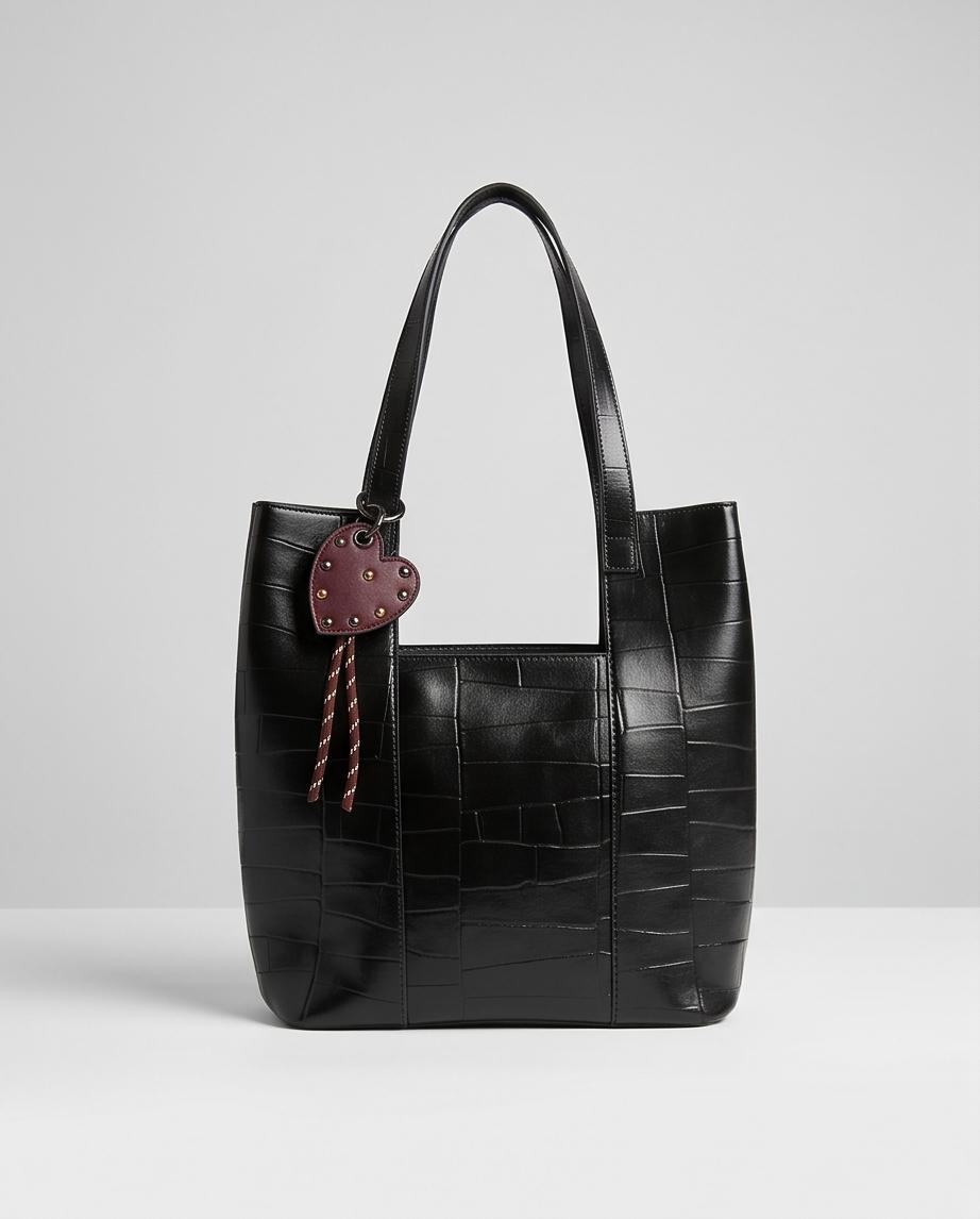 BOLSO SHOPPER NEGRO CON COLGANTE DE CORAZÓN – AMANDA