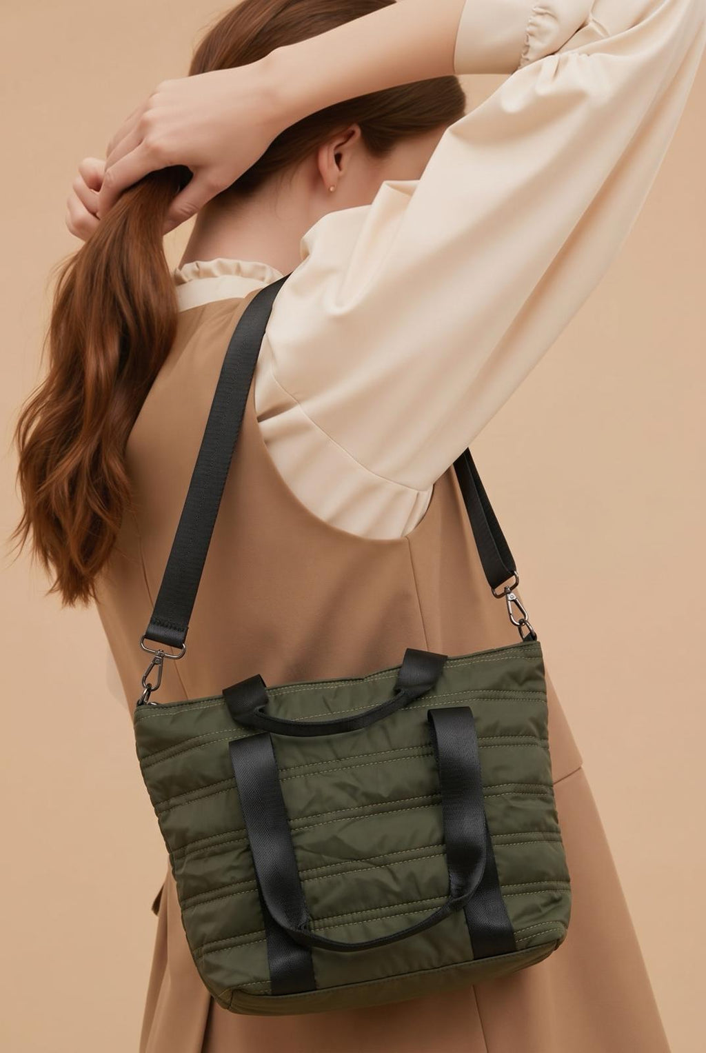 BOLSO SHOPPER ACOLCHADO CON ASA NEGRA – NORA