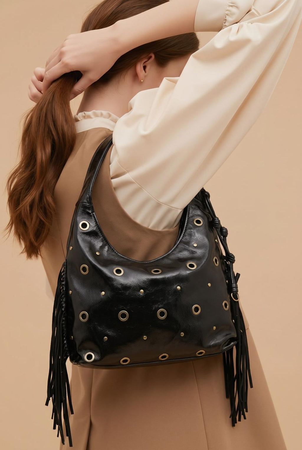 BOLSO DE MUJER CON FLECOS Y DETALLES METÁLICOS – BOHO