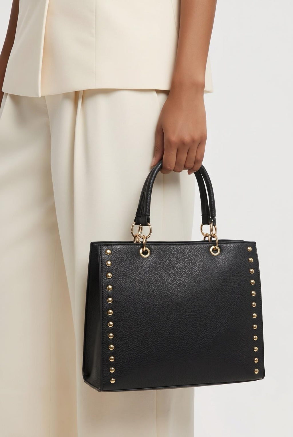 BOLSO DE MUJER NEGRO CON DETALLES DORADOS – SOFÍA