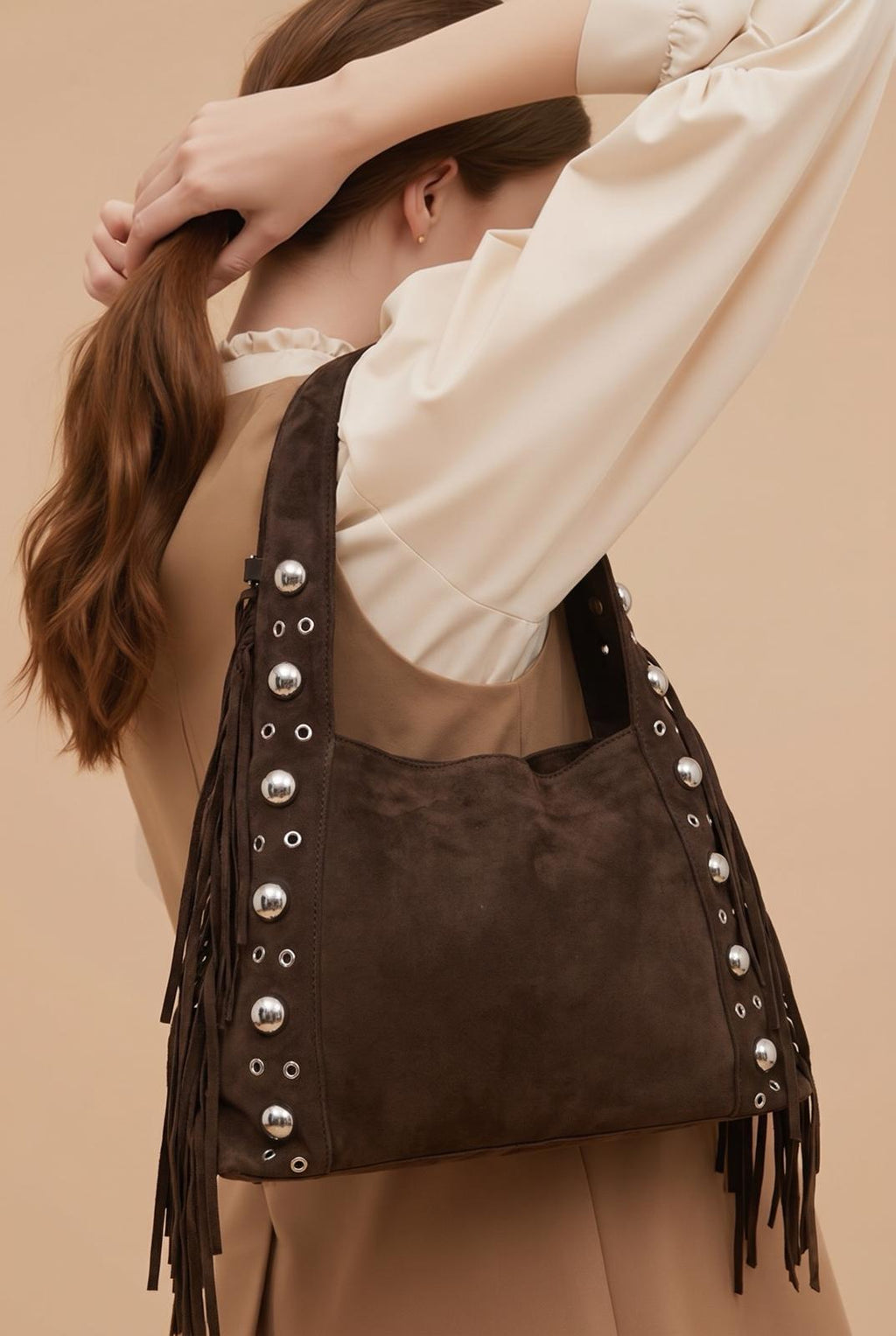 BOLSO DE MUJER MARRÓN CON FLECOS Y DETALLES METÁLICOS – VALENTINA